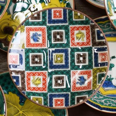 Waza no Kura Стильная керамика Кутани, маленькие цветные керамические гальки, маленькая сервировочная, брендовая японская - тарелки, шедевры, узор Ко-Кутани, тарелки,