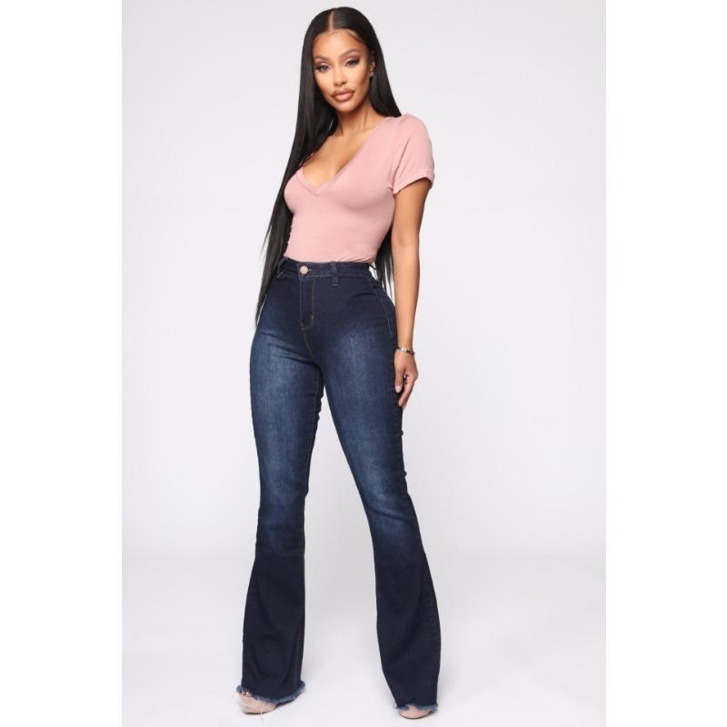 Узкие эластичные брюки прямого кроя с высокой талией и расклешенным кроем