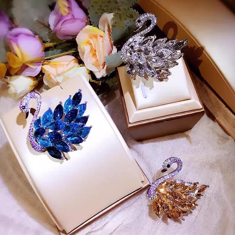 Элегантная брошь «Хрустальный лебедь»: Элитная женская брошь с корейским шармом