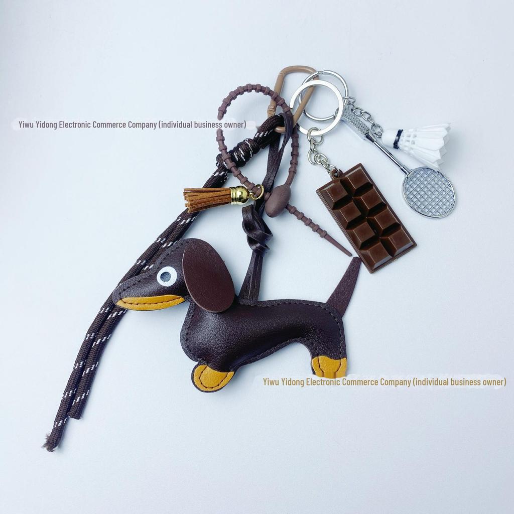 Брелок из искусственной кожи в виде таксы: Милый трансграничный аксессуар для автомобиля и креативное украшение для сумки.