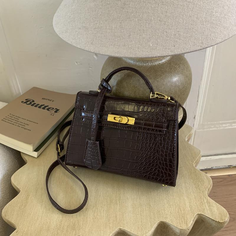 Ретро сумка женская 2025 новая трендовая осенне-зимняя высококлассная с крокодиловым узором на одно плечо мессенджер для поездок на работу маленькая квадратная сумка