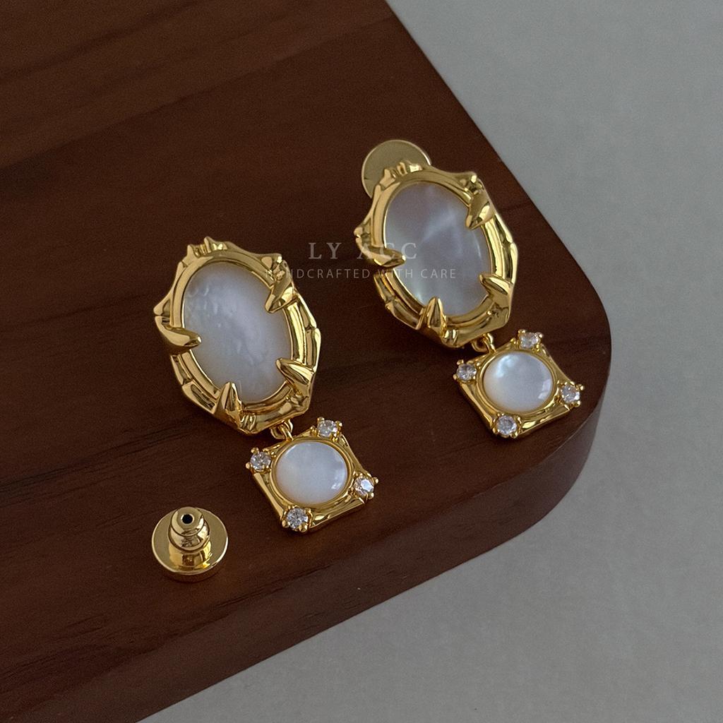 Fashion picture frame fritillary earrings, retro engraved natural white fritillary zircon embellished light luxury temperament elegant earrings