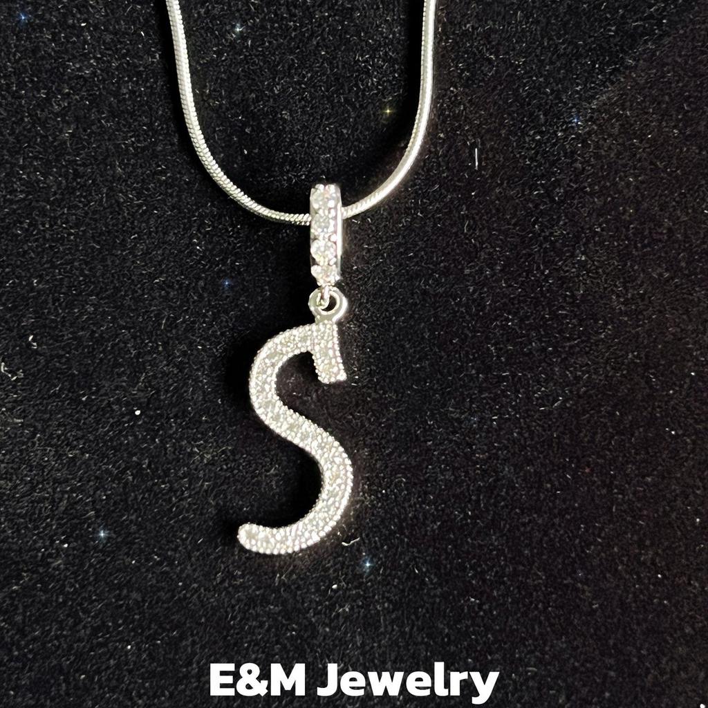 Королевский двор - Ожерелье в стиле «Дрянные девчонки» - Набор подвесок: Крест, Корона и Римская цифра, полностью покрытых цирконием - Роскошный позолоченный медный чокер для женщин