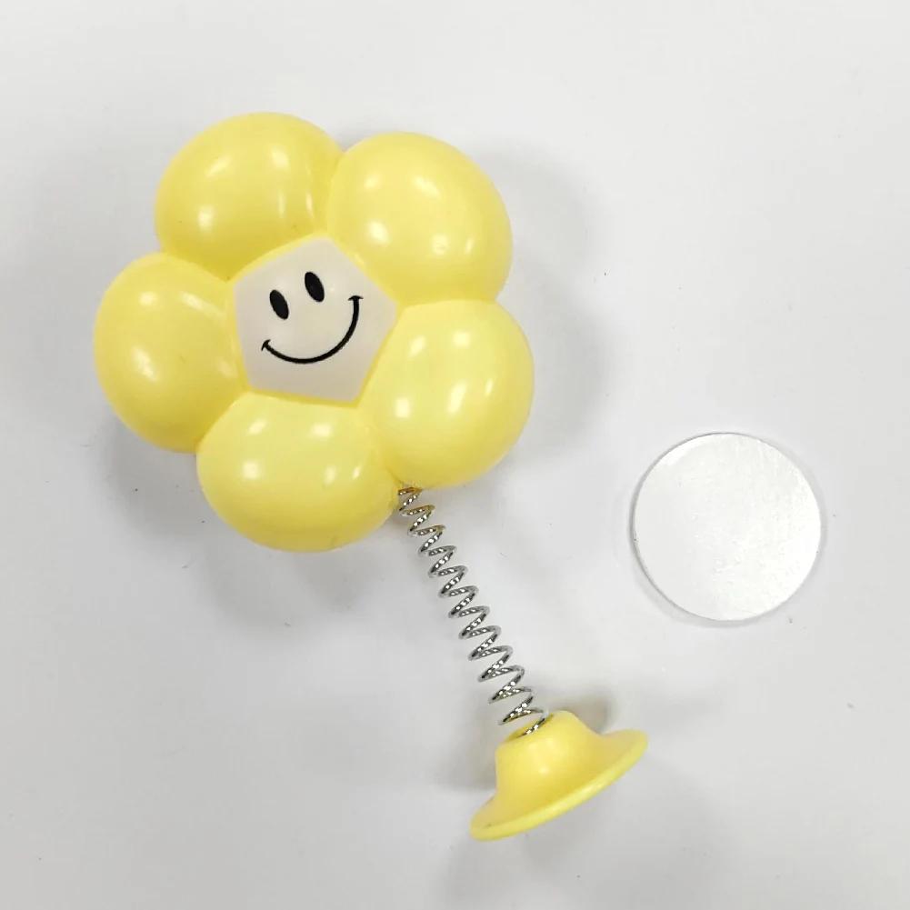 Шлем трясущийся Маленькая улыбка Цветочное украшение Мотоциклетные шлемы для велосипедистов Милый декор в виде цветка солнца Аксессуары для шлема для вождения