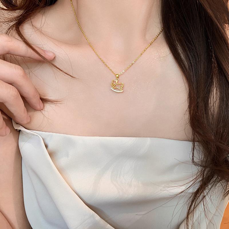 1/2Pcs Fashion Cute Shiny Zircon Hollowed-Out Wooden Horse Pendant Necklace For Woman Girls Collarbone Chain Jewelry Gift