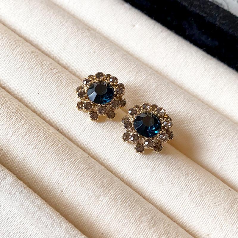 Ожерелье с цветочным узором, инкрустированное бриллиантами, в сочетании со стильной ретро-цепочкой для ключиц, подходит для повседневной носки, вечеринок и различных других случаев.