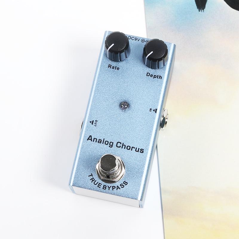 Компактная педаль эффектов для электрогитары: 10 эффектов, включая эквалайзер, дисторшн, овердрайв, фузз, хорус, симуляцию и задержку.