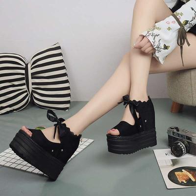 Летние босоножки 2025 года с бантом, корейская версия, новые, супер высокий каблук, танкетка, толстая подошва, внутренняя платформа, увеличивающая рост, и тонкие полые сандалии с открытым носком-рыбкой для женщин
