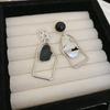 Серебряные игольчатые плиссированные геометрические асимметричные серьги Европейские и американские высококлассные неправильные серьги нишевая индивидуальность новые серьги для женщин
