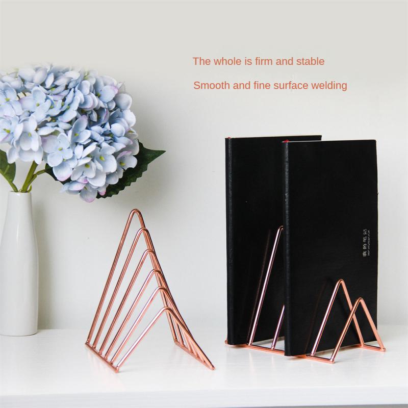 Книжная полка Nordic Iron Desktop Storage Rack Журнал Газетный стол Полка для документов Треугольная полка Креативная стойка для хранения вещей Простая