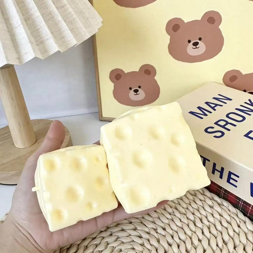 Много мягких антистресс-игрушек, случайный выбор: Игрушки-пищалки "Сыр", Паровые булочки и пельмени, Длинный масляный хлеб, Игрушки-сквиши "Медведь"