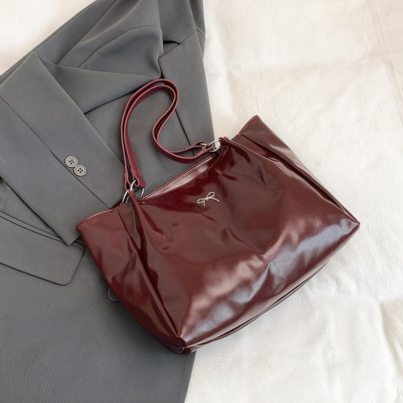 2025 Summer New Solid Color Simple Wind Large Capacity Casual Fashion Hong Kong Style Bright Underarm Shoulder Tote Bag