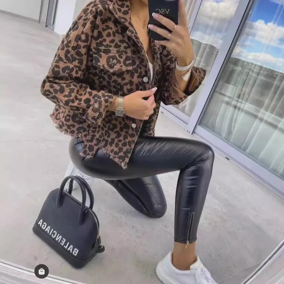 Джинсовая куртка с леопардовым принтом 2024 года: Европейский и американский стиль, весна/осень, длинные рукава, короткие, свободные, повседневный крой для женщин.