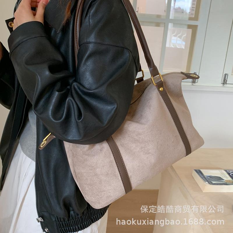 Замшевая сумка женская осень и зима 2025 новая нишевая дизайнерская сумка-мессенджер популярная матовая ретро портативная сумка-тоут