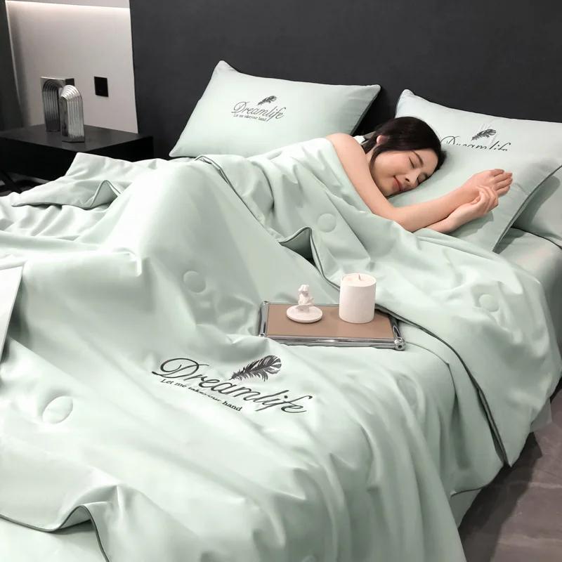 High-End Embroidery Silky Spring Autumn Quilt Comfortable Sleep Soft Breathable Blanket Skin-Friendly Air Conditioner Comforter