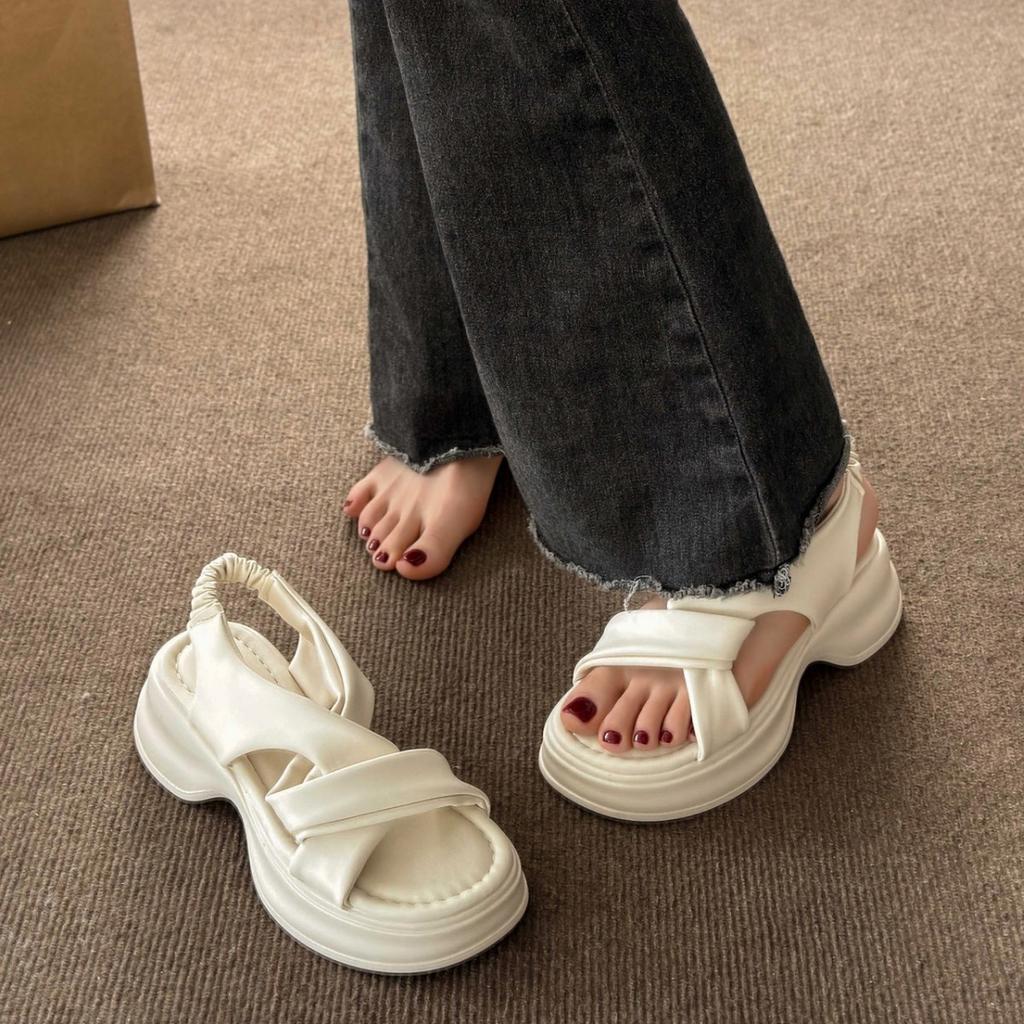 Носите пляж с прохладной повседневной обувью Muffin 2024 новые туфли женские летние римские туфли на платформе юбка чувство