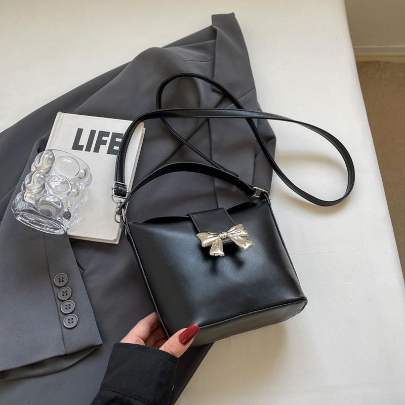 2024 New Casual Armpit Bag Simple Street Fashion Handbag Crossbody Bucket Bag Women French Chic Shoulder Bag Black