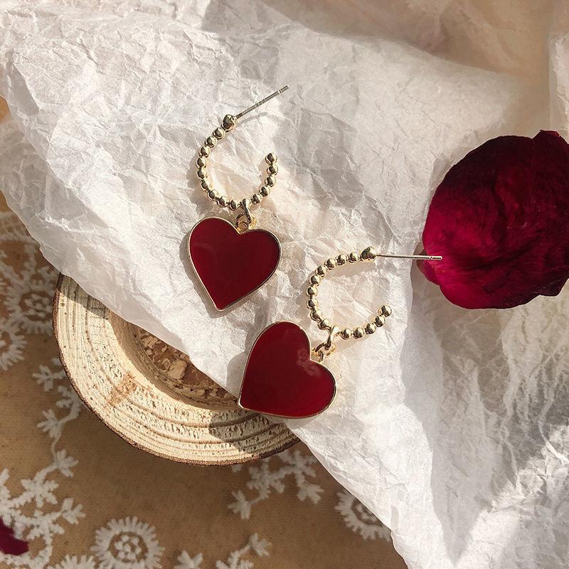 Дизайнерские серьги-капли с красным сердцем, женские металлические серьги золотого цвета, висячие металлические серьги для свадебной вечеринки, ювелирные изделия