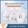 Маленькая белая картонная коробка с возможностью индивидуализации для упаковки