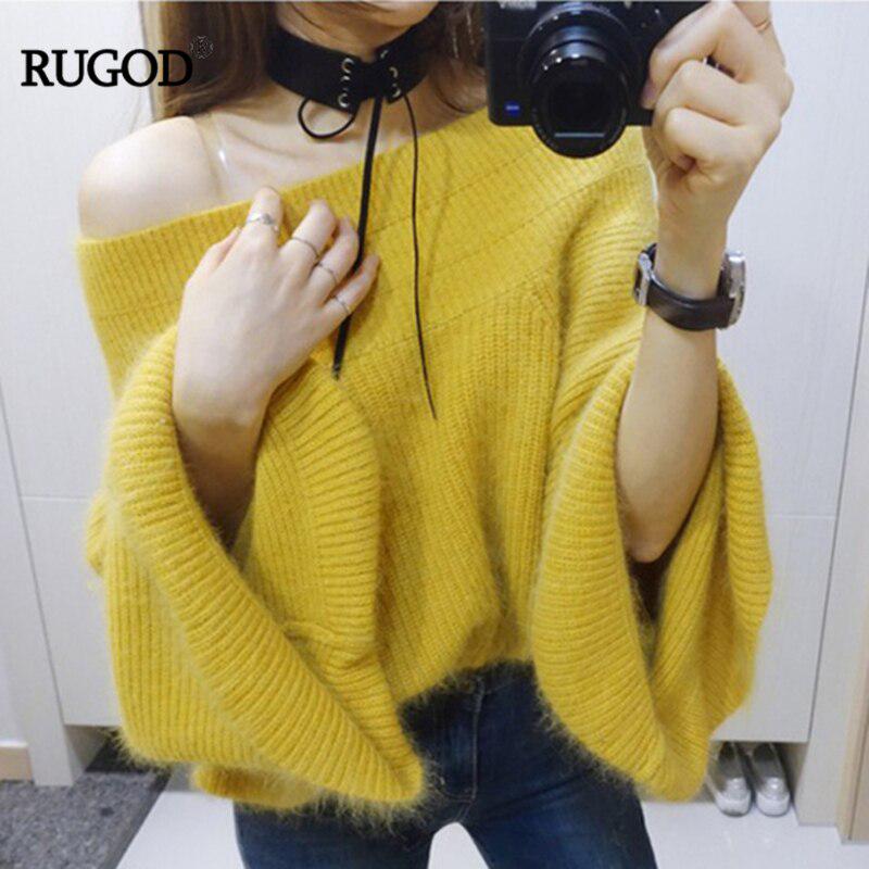 Женский свитер с широкими рукавами и открытыми плечами