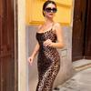 Женское летнее облегающее платье без рукавов с леопардовым принтом и бретельками через шею