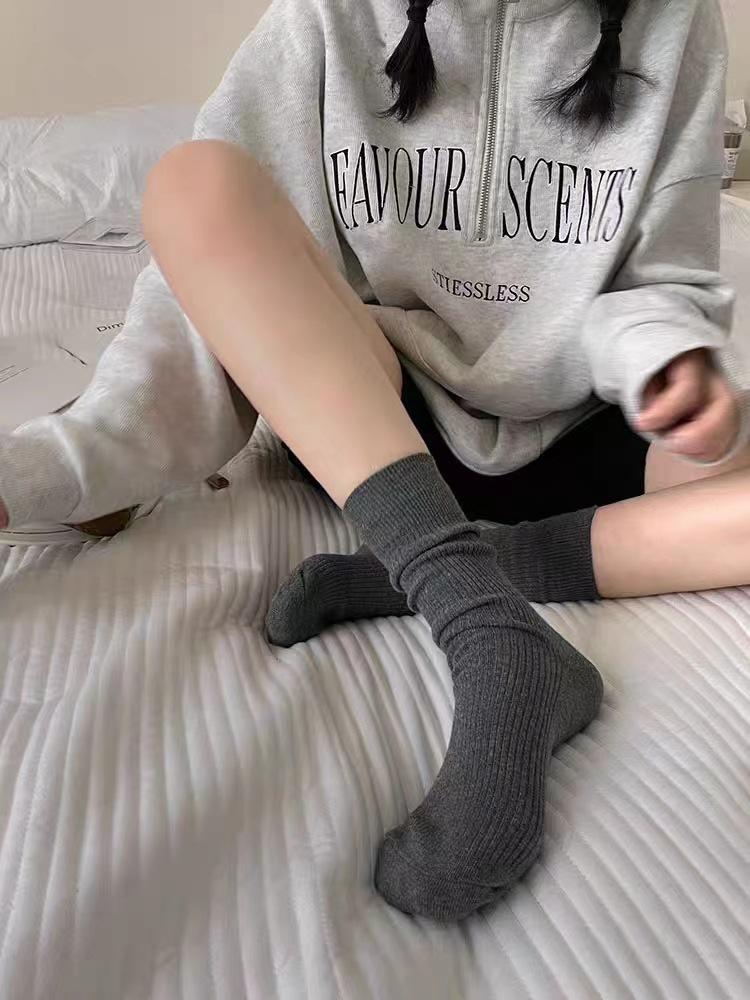 Женские темно-серые носки простые базовые вертикальные полоски хлопковые носки средней длины сложенные тонкие