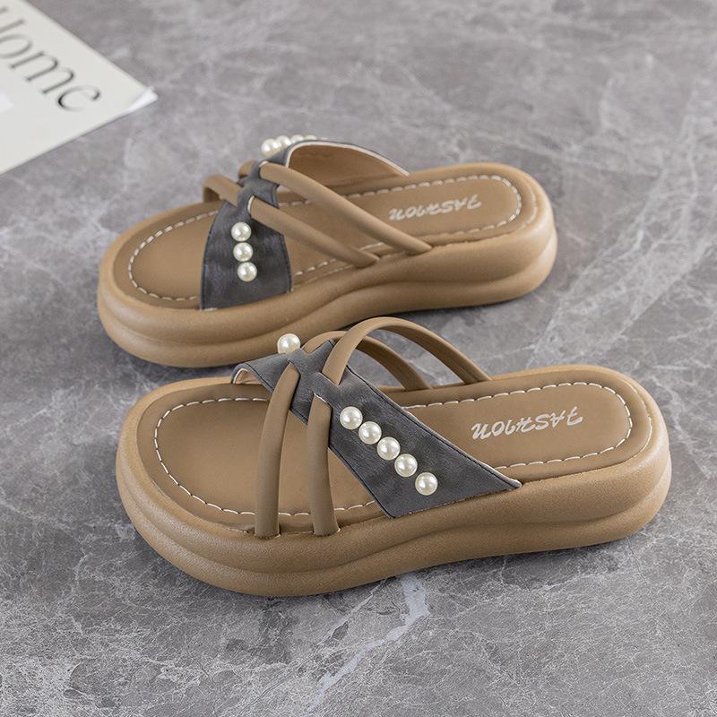 Женские тапочки на толстой подошве с жемчугом высокой ценности для ношения 2025 лето новый сказочный стиль с юбкой удобные шлепанцы-однословки для девушек