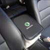 Стильная накладка на подлокотник из кожи с карбоновым волокном для Škoda с логотипом