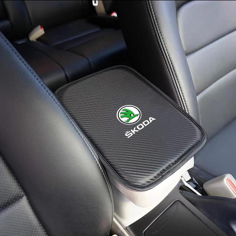 Стильная накладка на подлокотник из кожи с карбоновым волокном для Škoda с логотипом