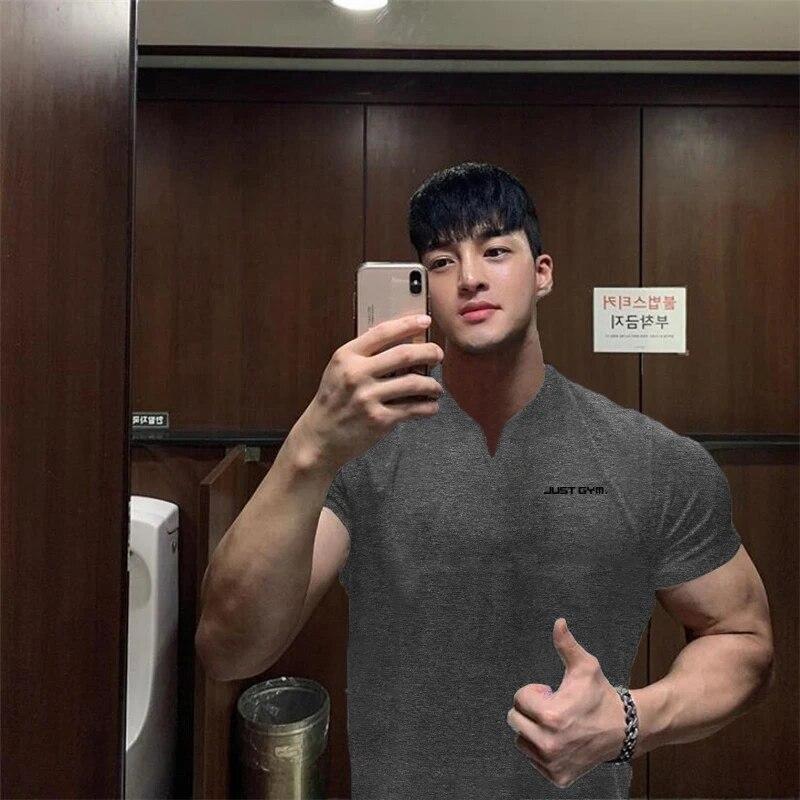 Muscleguys Мужская облегающая футболка с v-образным вырезом для мышц, летняя спортивная повседневная футболка с короткими рукавами