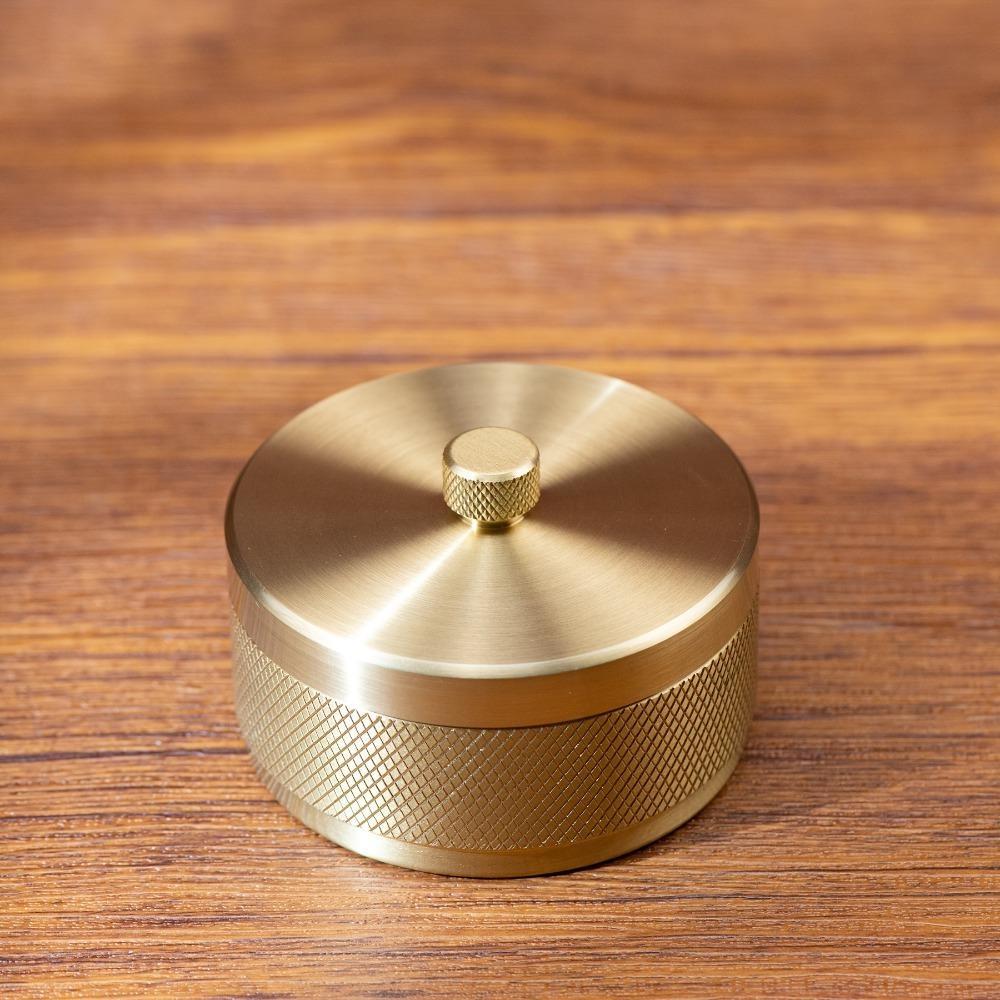 Creative Scandinavian Style Elegant Brass Ashtray with Lid Anti-Fly Traditional Design Decor Luxury Office Car Ashtray Accessory