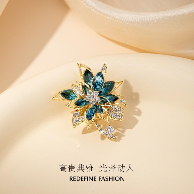 Womens Magnetic Brooch Elegant Alloy Lapel Pin Anti-Exposure Clip Coat Dress Fashionable Small Design