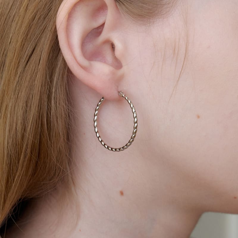 Тонкая круглая серьга Primaute