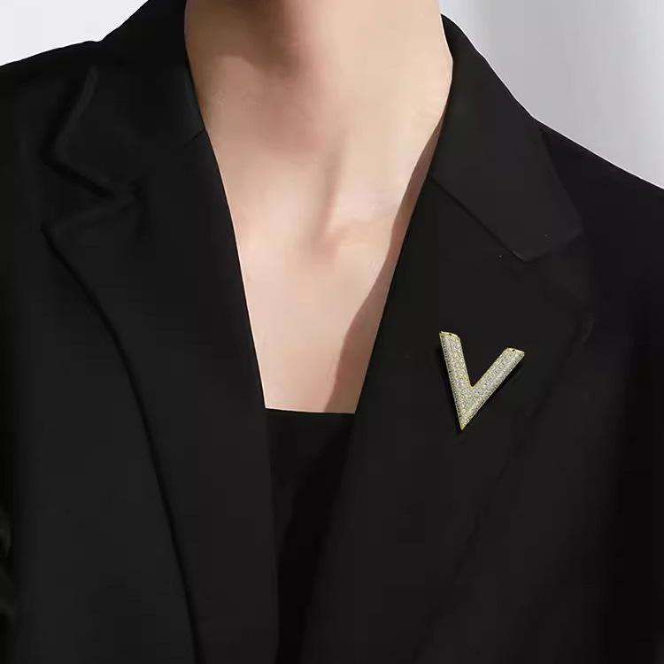 V-образная брошь женская изысканная буква корсаж индивидуальный дизайн чувственная булавка анти-свет пряжка фиксированная одежда аксессуары
