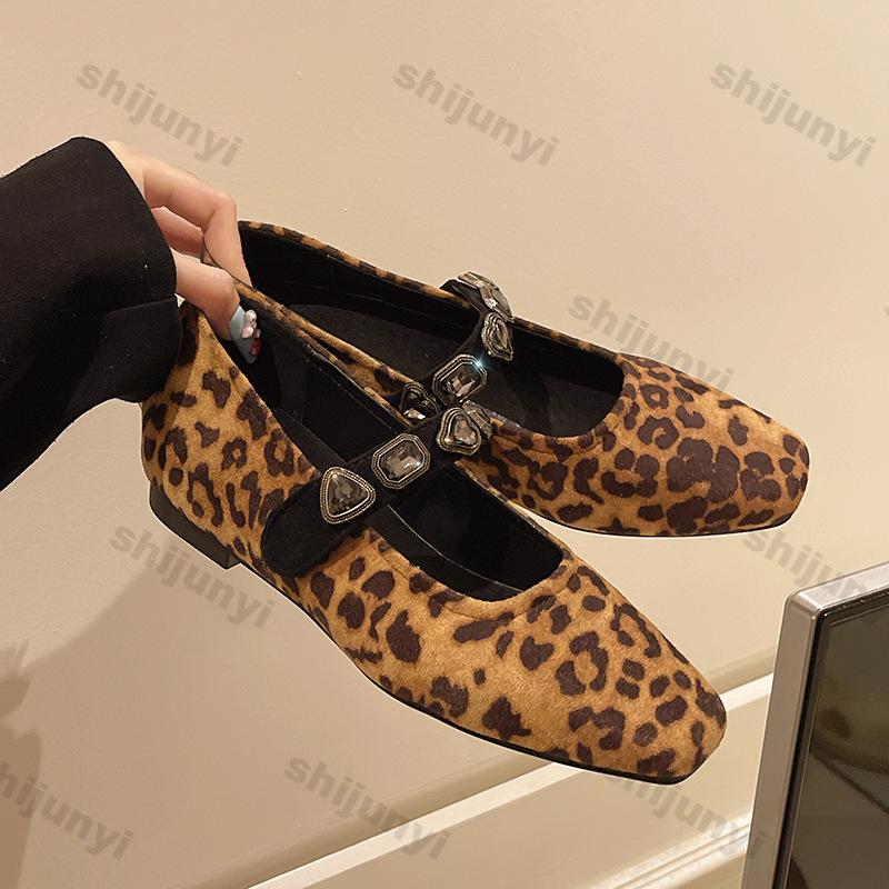 Модные женские туфли из замши с квадратным носком и мелким вырезом, весенние новинки, на толстом каблуке, одинарные туфли с хрустальной пряжкой, мягкая подошва, нескользящие туфли Мэри Джейн