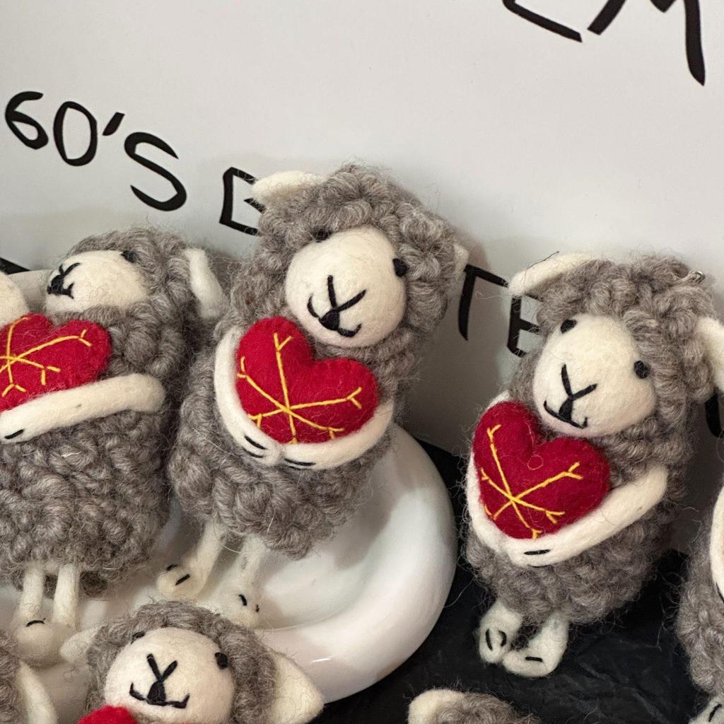 Подвеска-брелок из шерстяного войлока в виде овечки - Высокоценный подарок, изготовленный в Непале