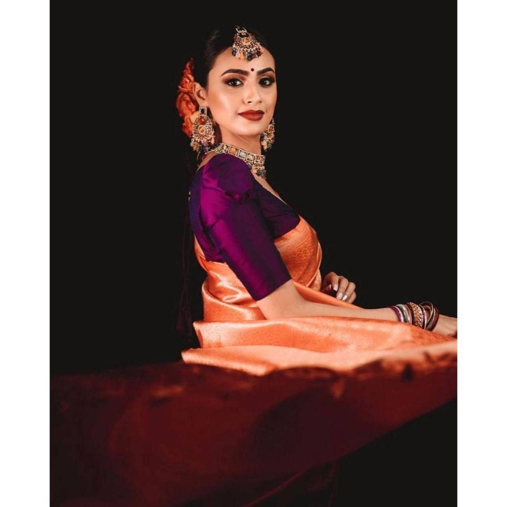 Шелковое сари из магазина АЛМААРИ украшено красивой вышивкой Зари в виде традиционных мотивов.