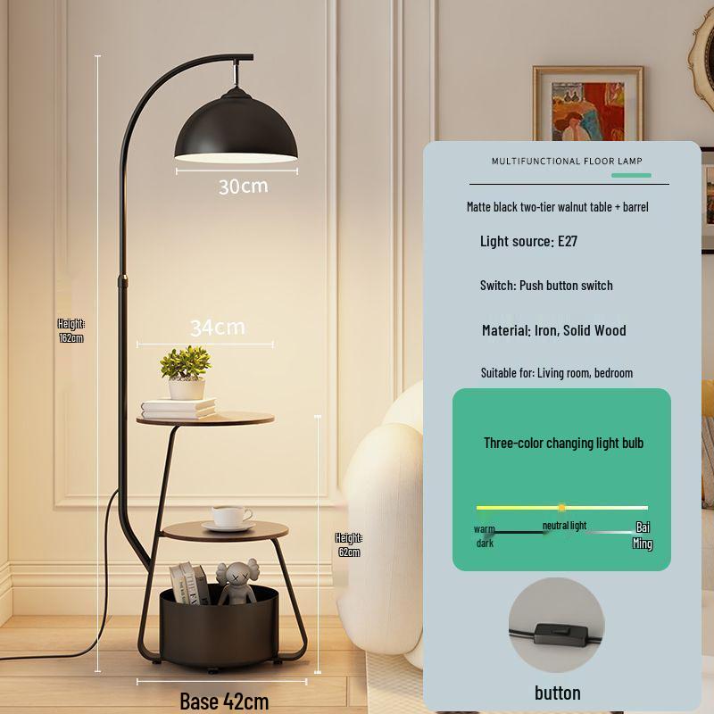 Кремовый угловой диван в стиле середины века, торшер и прикроватный столик со встроенной беспроводной зарядкой.