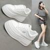 Маленькие белые туфли женская обувь 2025 новая мода толстая подошва увеличенная универсальная с высоким чувством спортивная и повседневная обувь для скейтборда интернет-знаменитость взрыво