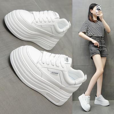 Маленькие белые туфли женская обувь 2025 новая мода толстая подошва увеличенная универсальная с высоким чувством спортивная и повседневная обувь для скейтборда интернет-знаменитость взрыво