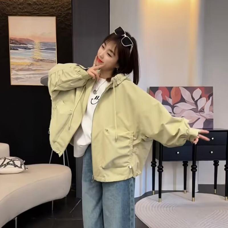 Женский демисезонный плащ-ветровка с капюшоном для миниатюрных: Свободный крой, однотонная куртка с длинным рукавом.