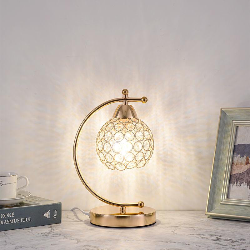 Простая современная настольная лампа для гостиной, спальни, прикроватная тумбочка, теплое и романтическое украшение, хрустальная настольная лампа, ночник