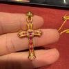 Настоящее золото 24K Электролитическое покрытие Стойкость цвета Сапфировый крест Подвеска Премиум Цепочка для свитера Легкая роскошь