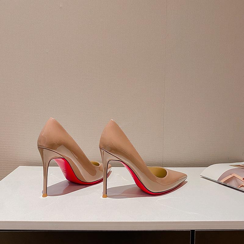 Женские черные лакированные туфли-шпильки с красной подошвой – Заостренный носок и боковой вырез для увеличения роста