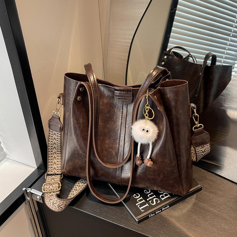 Ретро сумка женская сумочка 2025 осень и зима новая универсальная широкая плечевой ремень сумка-мессенджер большая вместимость сумка-тоут