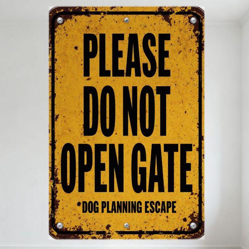 Винтажная ржавая металлическая табличка 'ПОЖАЛУЙСТА НЕ ОТКРЫВАЙТЕ КАЛИТКУ' Предупреждающая табличка 'Собака планирует побег' с черной каймой, состаренные металлические заклепки для дома