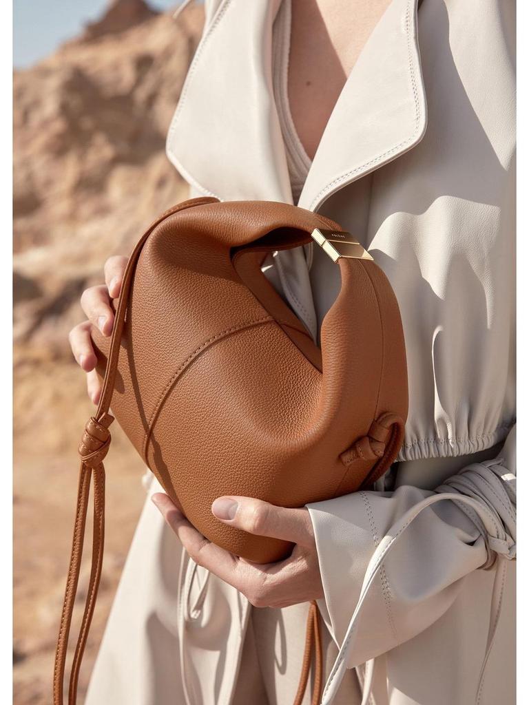 Женская сумка-кроссбоди Number11 Dumpling - французский дизайн, фактурная коровья кожа