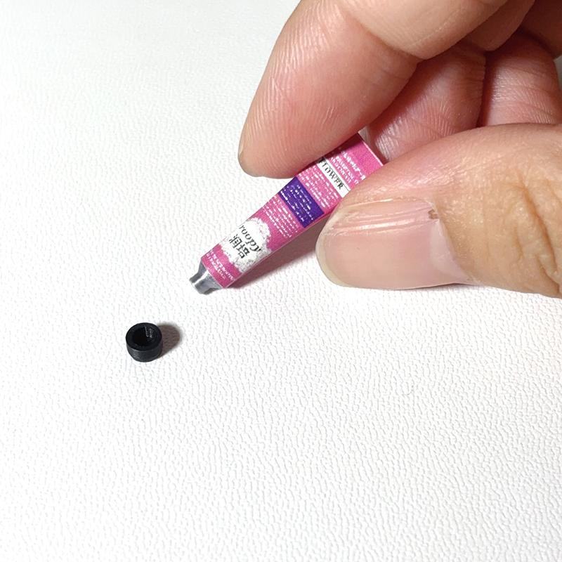 2 шт. Кукольный домик Миниатюрный крем для рук Декор сцены макияжа Аксессуары для кукольного домика Мини реквизит для красоты