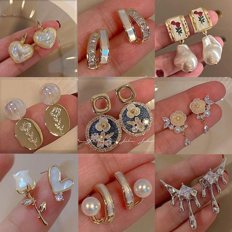 Серьги в форме барочного сердца из серебряной иглы с жемчугом и цирконами