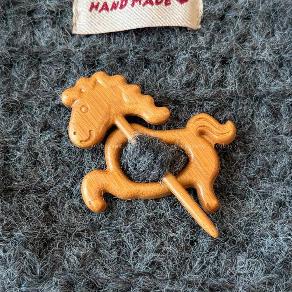 Lion Animal Sweater Pin Alpaca Pony Brooch Fashion Wooden Brooch  Clothing Accessory